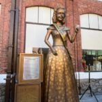 Shopping Bangu inaugurou estátua de Corina Baldo, primeira vencedora do concurso Miss Elegante, em 1952