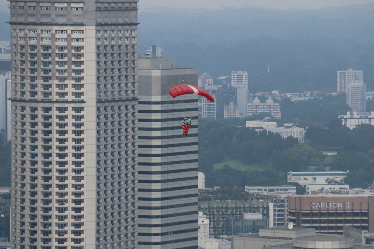 O parapente é um planador ultraleve flexível que evoluiu do paraquedas. Apesar dessa ideia ter pertencido inicialmente ao americano Barish, foram três franceses que iniciaram a modalidade em Mieussy. Parapente é a junção de "Para" de paraquedistas com o termo "pente", que em francês significa encosta