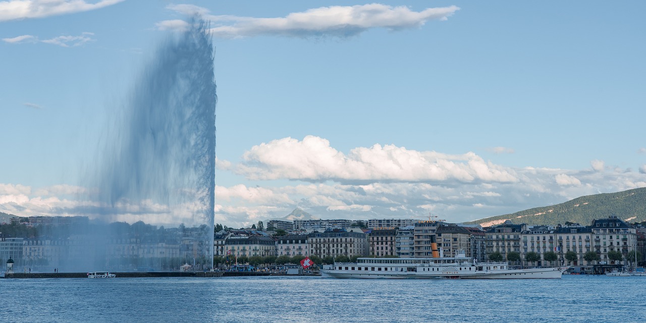 Uma curiosidade Ã© que o Jet d'eau foi construÃ­do por razÃµes tÃ©cnicas, de acordo com HervÃ© Guinand, da empresa de serviÃ§os pÃºblicos de Genebra SIG. Em 1886, Genebra cresceu consideravelmente, passando de 64.000 para 100.000 habitantes. 