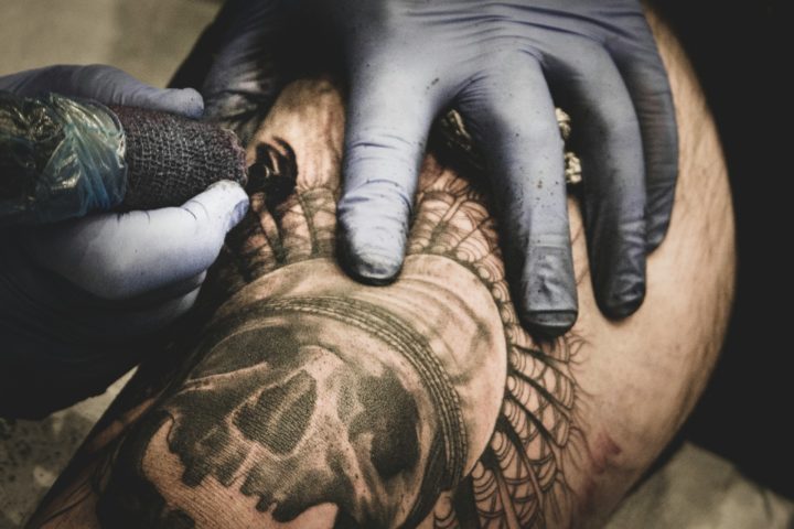 Essa descoberta sugere que a tatuagem já era utilizada naquela época, possivelmente com fins ritualísticos ou terapêuticos.