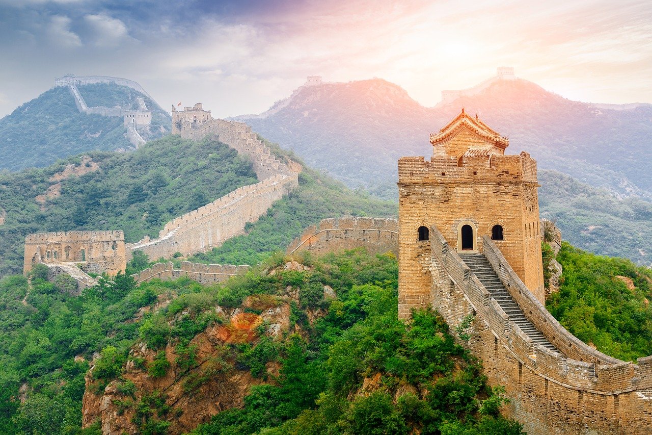 Reconhecida como Patrimônio Mundial pela UNESCO em 1987, a Muralha é símbolo da engenhosidade e resistência chinesas. Além de seu propósito defensivo, serviu para controle de fronteiras e incentivo ao comércio. Hoje, é um dos destinos turísticos mais visitados do mundo e uma das Sete Maravilhas do Mundo Moderno.

