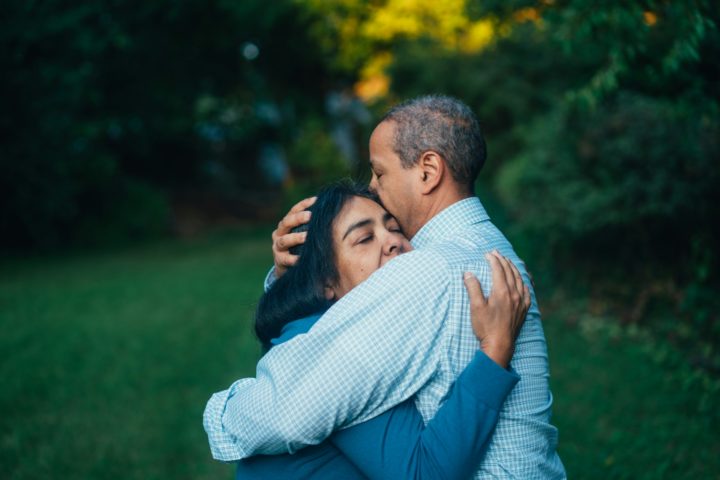 Embora seja um tanto quanto enigmática, estima-se que a origem do abraço remonte a práticas ancestrais que envolvem a expressão física de afeto e conexão entre seres humanos.-Gus Moretta Unsplash
