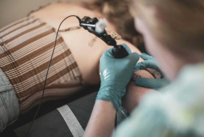 Não pode errar: Tatuadora tem que indenizar cliente por falha na grafia de tatuagem