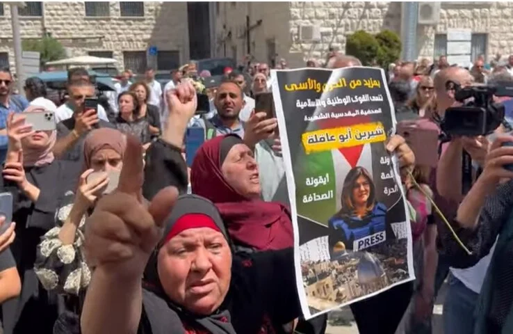 â??Pelo menos 128 jornalistas e trabalhadores de mÃ­dia, todos palestinos, com exceÃ§Ã£o de 5, foram mortos â??o maior nÃºmero desde que o comitÃª comeÃ§ou a documentar os assassinatos, em 1992. Todas as mortes, exceto duas, foram realizadas por forÃ§as israelensesâ?, afirmou a entidade em comunicado. 
-ReproduÃ§Ã£o/Youtube
