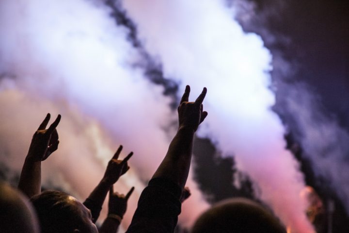 Só no ano de 2006, Roger Tullgren foi a mais de 300 shows de Heavy Metal! Ele foi demitido várias vezes por conta dessa 