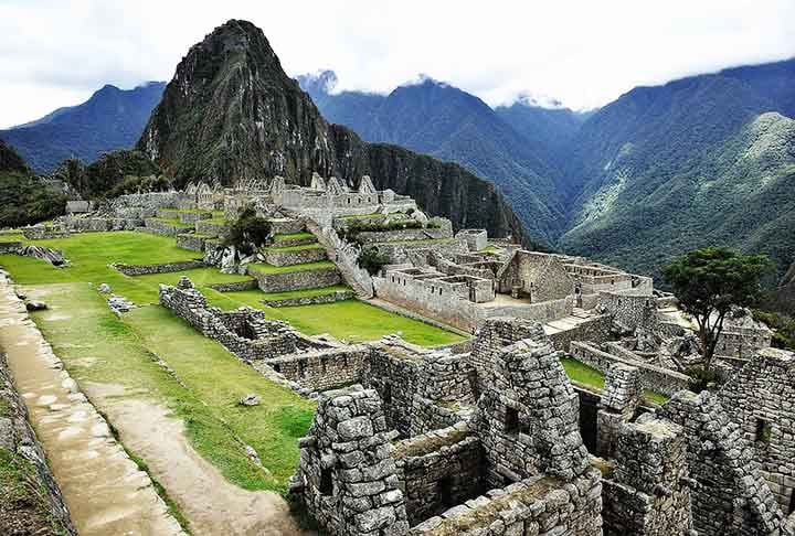 Conhecida como a "cidade perdida dos incas", foi redescoberta em 1911 pelo explorador Hiram Bingham e está a cerca de 2.400 metros de altitude.