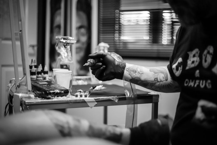 Ao retornarem ao local para esclarecer a situação, mãe e filha foram informadas pela tatuadora de que poderiam receber de volta metade do valor pago e que havia a possibilidade de corrigir o erro.