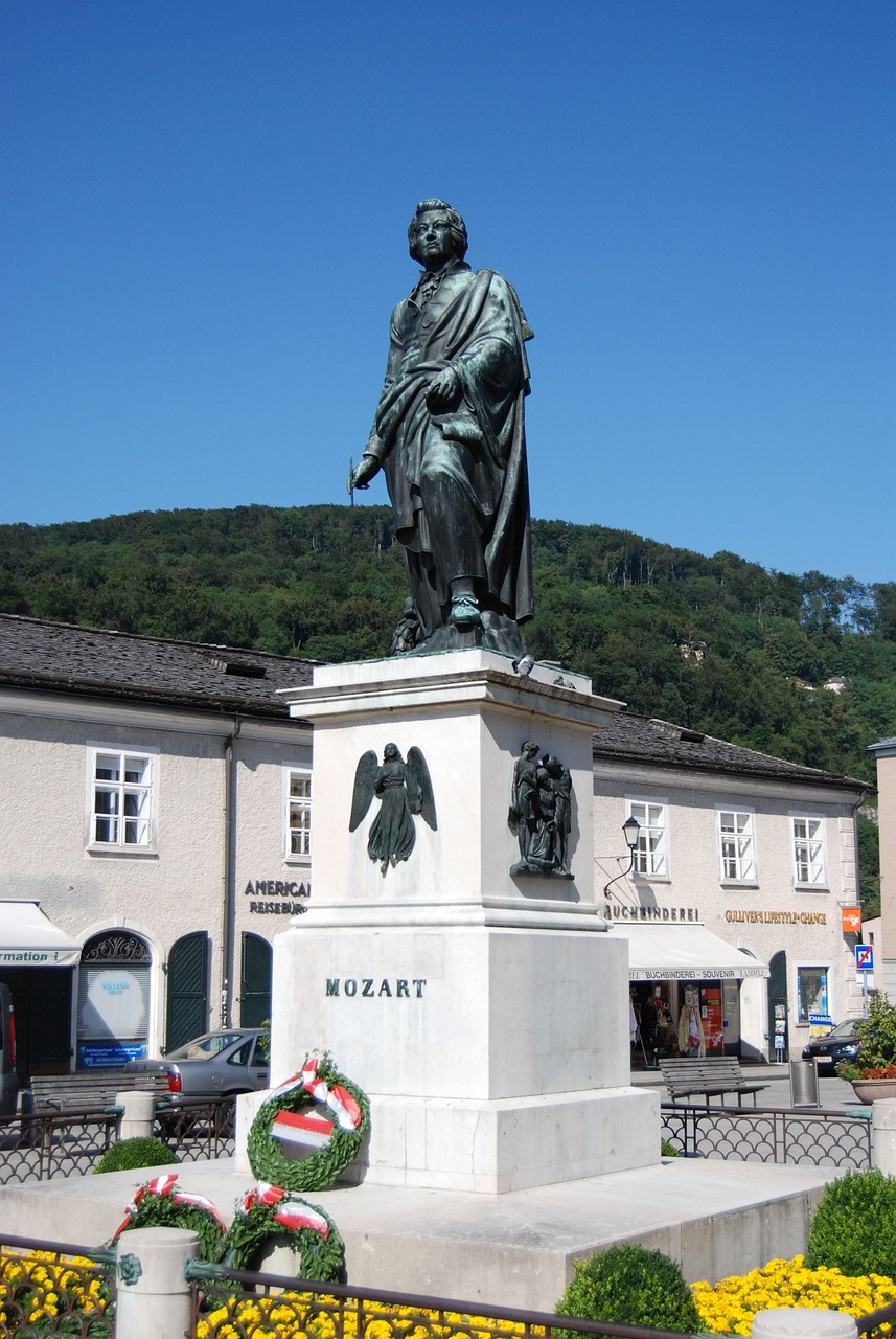Mozart tem estátuas espalhadas põe várias cidades. Entre elas Salzburgo e Viena, na Austria; Praga, na República Tcheca, Munique, na Alemanha; e Zurique, na Suíça. 