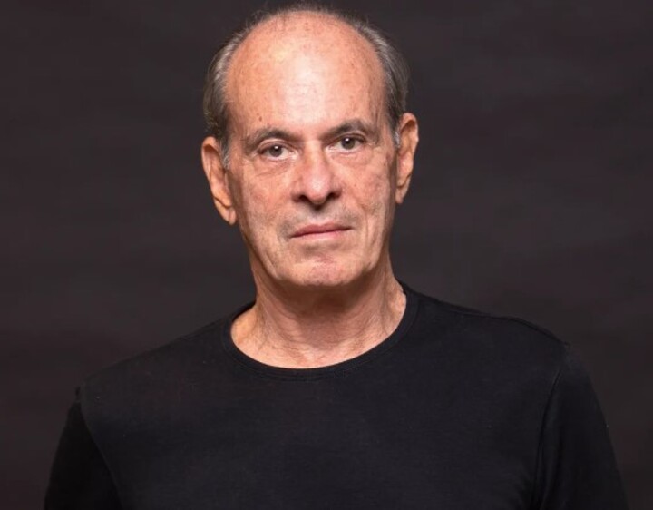 Aos 83 anos, Ney Matogrosso segue em plena atividade. No dia 10/01/2025, ele lançou um novo álbum nas plataformas digitais. “Canções para um novo mundo”, parceria do consagrado artista com a banda Hecto, tem seis faixas inéditas e conta com a participação especial de Ana Cañas, Frejat e do baterista Will Calhoun, da banda de rock americana Living Colour. 
