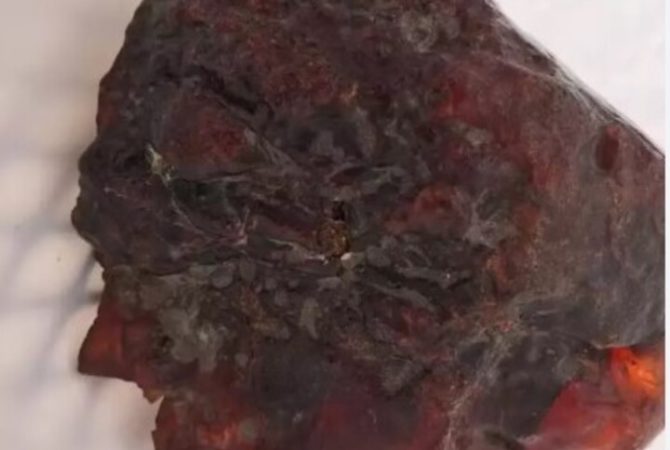 Surpresa: Família descobre que ‘peso de porta’ é pedra preciosa