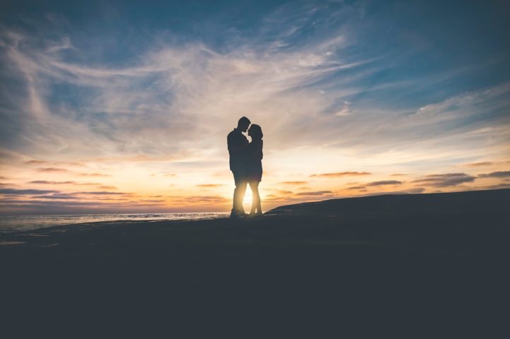 Assim como na vida real, o cinema também é repleto de abraços marcantes e emocionantes; relembre 7 deles!-StockSnap por Pixabay