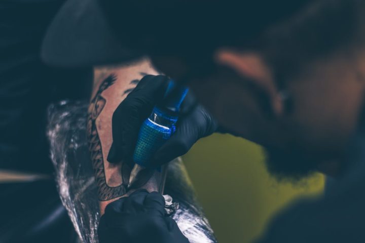 A história da tatuagem remonta a milhares de anos. A prática de marcar o corpo com tinta tem sido registrada em várias culturas ao redor do mundo, desde tempos pré-históricos.