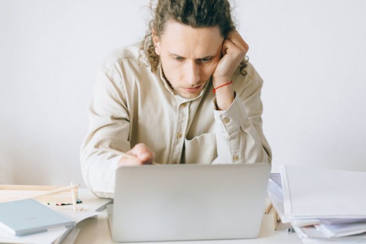 Um dado importante revelado pelo estudo é o efeito da solidão no ambiente de trabalho, que atinge uma em cada cinco pessoas globalmente.