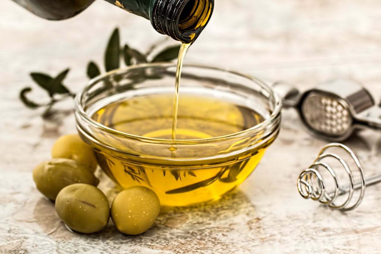 Azeite de oliva: Fonte de gorduras saudáveis, este óleo vegetal ajuda a reduzir inflamações e favorece a saúde cardiovascular. Por não conter fósforo, ele nutre o corpo de forma limpa e segura e costuma ser uma boa opção para quem precisa preservar a função renal.