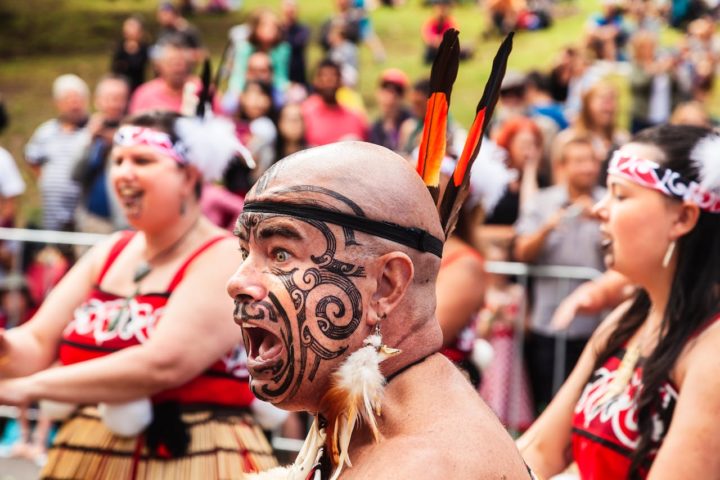 Entre os povos polinésios, especialmente os samoanos e maoris, as tatuagens têm um papel central na identidade pessoal e na conexão com os antepassados, sendo um símbolo de bravura e hierarquia.