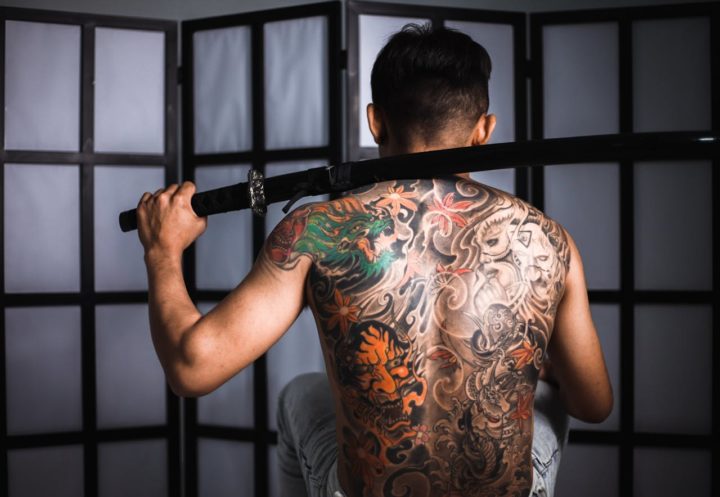 Na Ásia, particularmente no Japão, a tatuagem tem uma longa tradição, inicialmente associada a punições criminais, mas depois transformada em uma forma de arte sofisticada e simbólica.