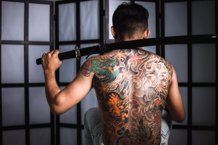 Na Ásia, particularmente no Japão, a tatuagem tem uma longa tradição, inicialmente associada a punições criminais, mas depois transformada em uma forma de arte sofisticada e simbólica.