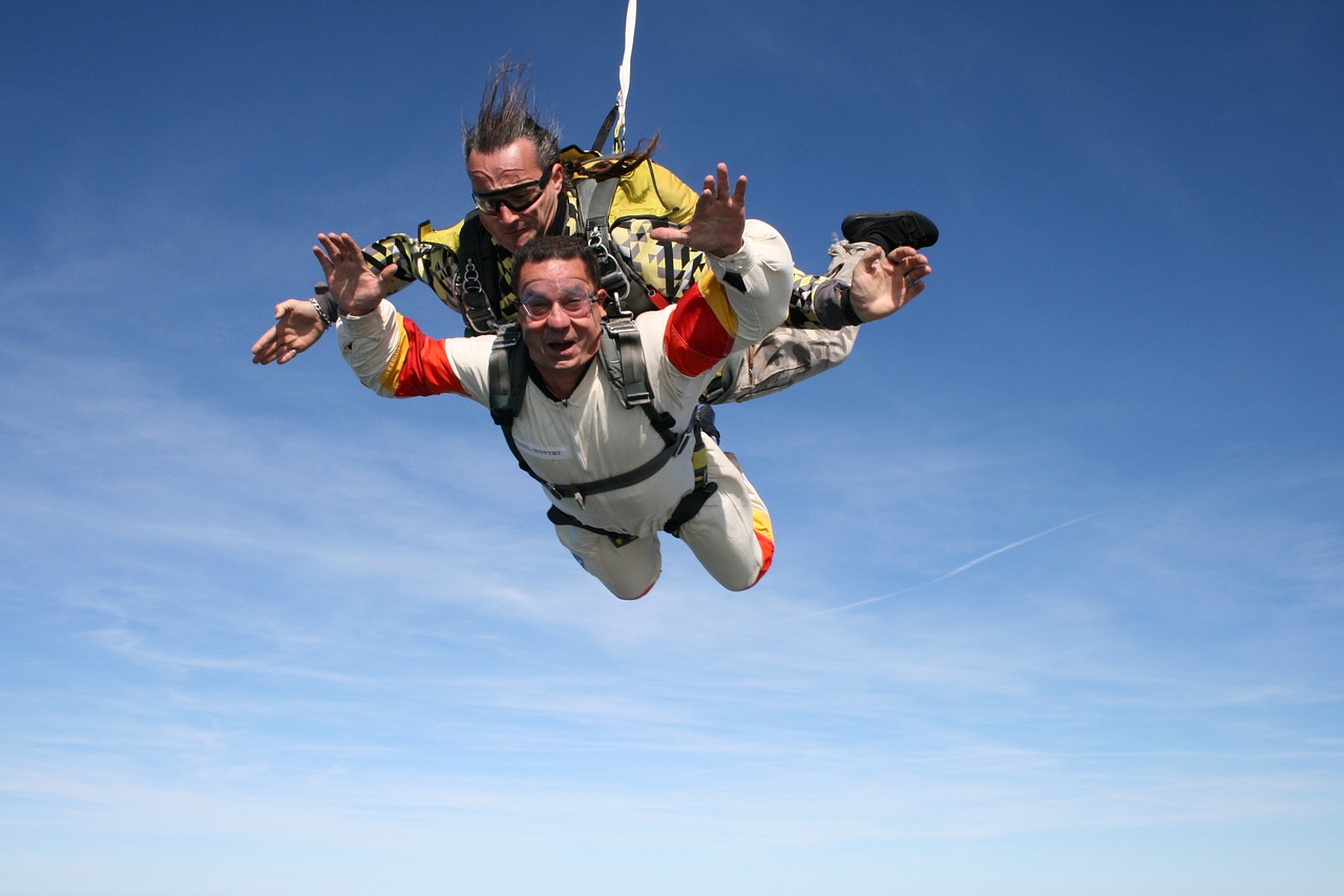 Além disso, os esportes de paraquedismo se desenvolveram ao longo dos séculos seguintes. Entre eles, estão Freestyle, Skysurf, Wingsuit, Base jump e túnel de vento. 