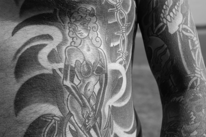 Na Grécia e na Roma, inicialmente as tatuagens eram vistas como marca de escravos, criminosos ou bárbaros.