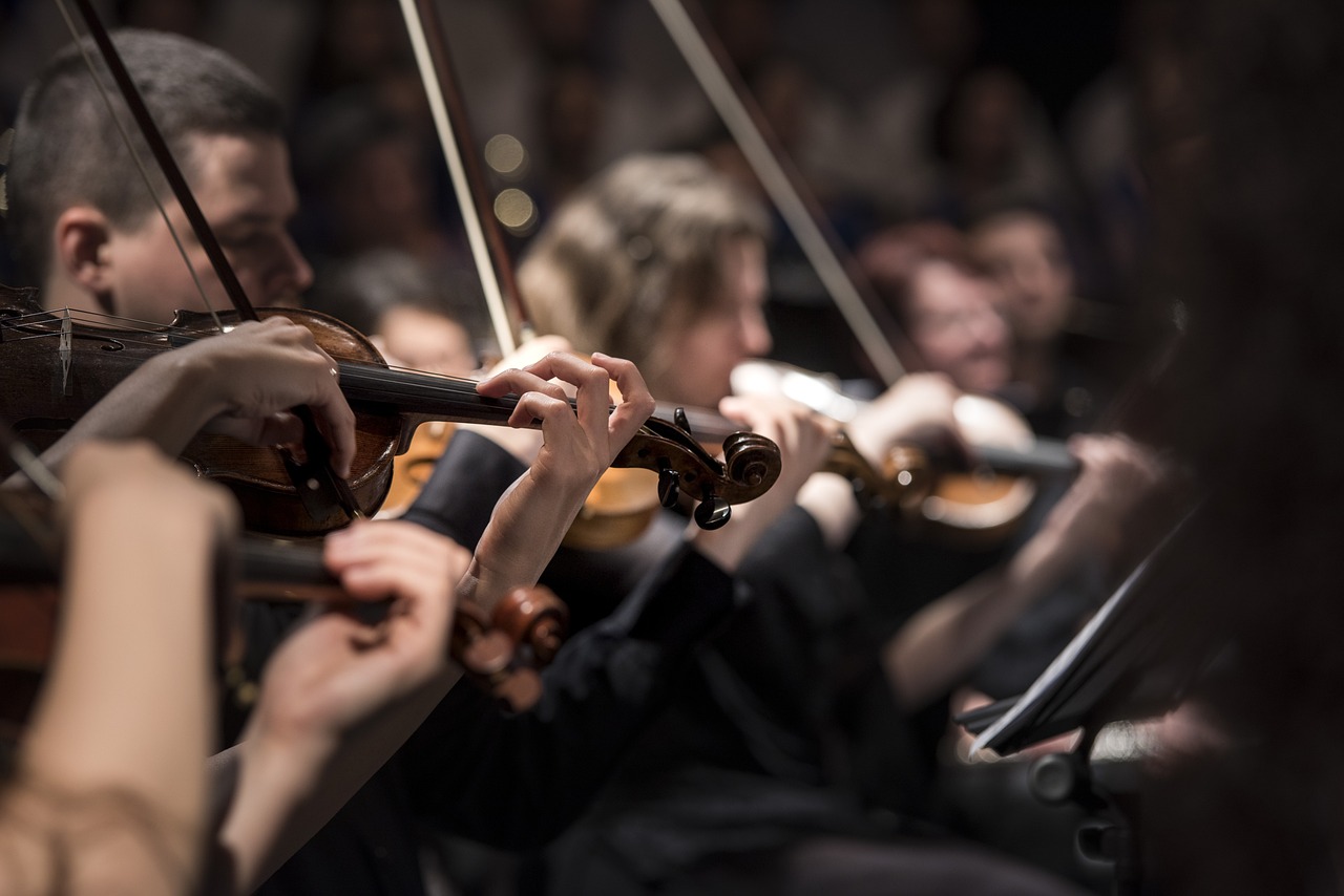 A música de Mozart se destaca  pela melodia rica e pela inovação harmônica, que influenciou gerações posteriores e se consolidou como uma preciosidade na história da arte musical.
