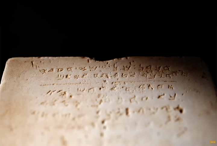 Em um vÃ­deo de divulgaÃ§Ã£o, a casa de leilÃµes descreve os Dez Mandamentos, presentes no Livro do Ã?xodo, como a â??pedra angular da lei e da moralidadeâ? e o â??texto fundador da civilizaÃ§Ã£o ocidentalâ?.