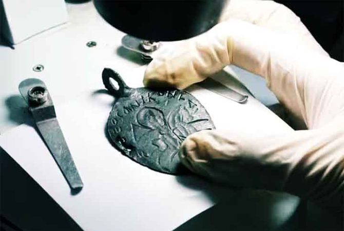 Pesquisadores encontram amuleto sobre batalha entre o Diabo e o Rei Salomão