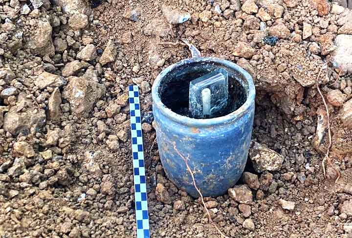 Outro episódio recente envolveu a descoberta por um grupo de estudantes de arqueologia no norte da França. Quando exploravam um sítio de uma vlla gaulesa, eles depararam com um pote de barro. Nele, havia um frasco de vidro que guardava uma mensagem de papel enrolada e amarrada com um barbante. 

-  Reprodução/Facebook
