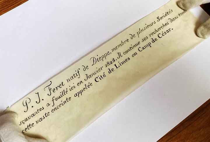 À emissora britânica BBC, o chefe do serviço arqueológico declarou que o texto era de autoria de PJ Féret, um intelectual que fez escavações no local em janeiro de 1825. Ele, que liderou a primeira exploração no local, comunicava que seguia fazendo investigações na área.
- Reprodução/Facebook
