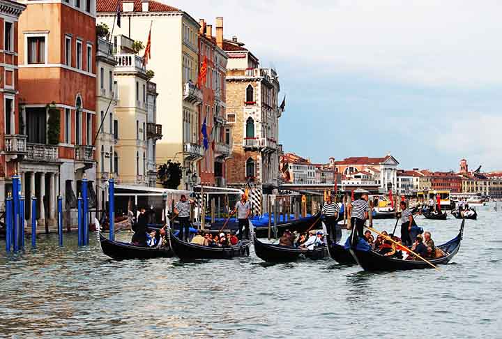 Veneza (ItÃ¡lia): A cidade italiana, que estÃ¡ sempre cheia de turistas, decidiu cobrar uma taxa de entrada, inclusive para quem estÃ¡ a pÃ©. TambÃ©m estabeleceu um limite mÃ¡ximo de visitantes por dia.