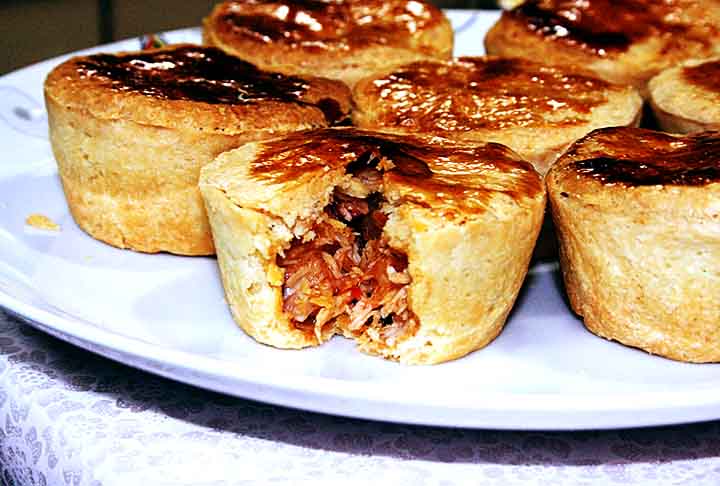 Provavelmente, porém, a empada tem origem nos pastelões portugueses, que consistiam em grandes tortas salgadas, com recheios diversos e forte influência medieval.-Flickr Celina Uemura
