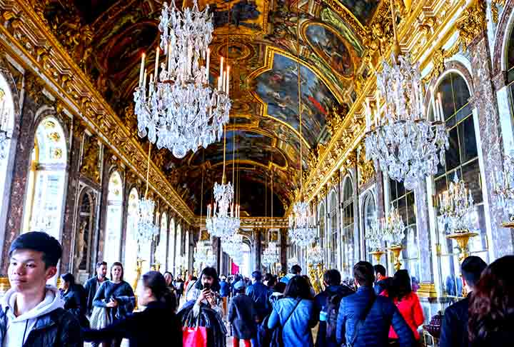 Baccarat, França: Fundada em 1764, Baccarat fabrica cristais luxuosos com cortes refinados. Seus lustres, taças e joias são símbolos de sofisticação. A marca também colabora com designers renomados para coleções exclusivas.
