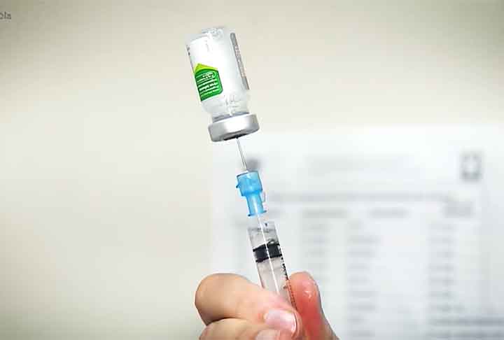 Vale frisar que a coqueluche é transmitida pelo contato direto com as secreções respiratórias de uma pessoa infectada. Acontece por meio de gotículas eliminadas durante a tosse, espirro ou fala. 