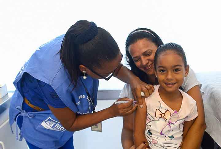 A higiene adequada da pele tem papel importante para evitar infecções nas feridas. Coçar as bolhas pode causar cicatrizes permanentes e aumentar o risco de contaminação por bactérias. A melhor forma de prevenção está na vacinação, oferecida no calendário infantil e capaz de reduzir drasticamente os casos graves. 