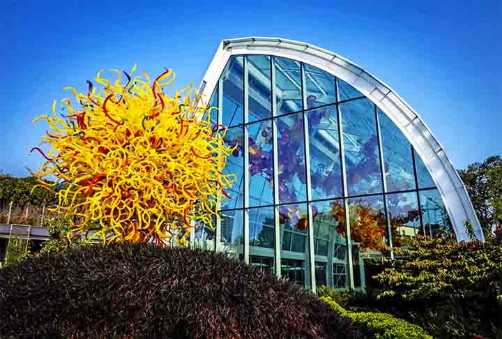 Seattle, EUA: Polo moderno para vidro soprado, com artistas como Dale Chihuly influenciando o cenário. A cidade é reconhecida por esculturas abstratas e instalações em larga escala. O vidro de Seattle combina arte tradicional com técnicas contemporâneas.
