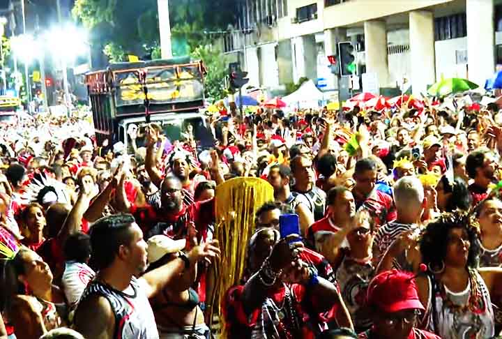 Em 2025, o carnaval cai oficialmente na terÃ§a-feira 4 de marÃ§o. Isso significa que a chave da cidade Ã© entregue ao Rei Momo na sexta-feira anterior: 28 de fevereiro. Mas, na prÃ¡tica, os blocos vÃ£o para as ruas muito antes do calendÃ¡rio oficial da folia. E permanecem atÃ© muito depois do fim oficial da festa. 