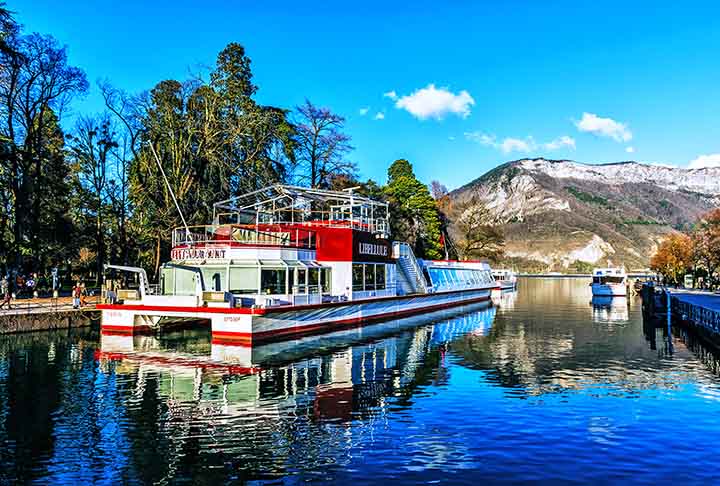 Annecy, França – Conhecida como a "Veneza dos Alpes," Annecy tem um lago e canais cristalinos, onde passeios de barco revelam vistas de montanhas e casas medievais coloridas
