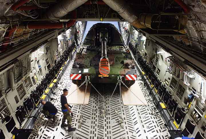 Ela também pode fazer transporte aéreo tático e conduzir pacientes em operações aeromédicas.
