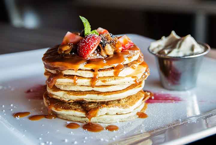 Panqueca: Pode ser doce ou salgada, mas é mais comum em versões doces com caldas, frutas, creme de avelã  chocolate ou mel.

