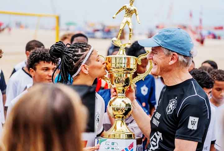 A maratona do político pelo Rio incluiu ainda uma passagem pela praia do Leme para acompanhar um jogo de futebol de areia promovido por ONG norueguesa que trabalha no Brasil.
