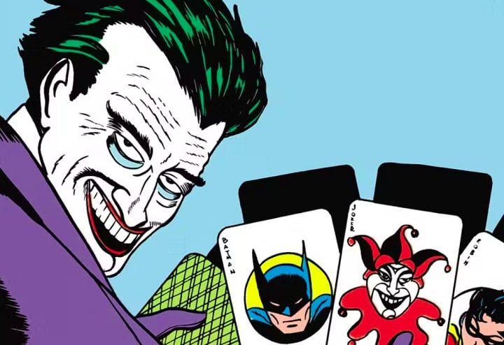 Nos quadrinhos, o Coringa apareceu pela primeira vez em 1940, nas páginas da revista "Batman" #1. Desde sua primeira aparição, ele foi rapidamente estabelecido como o principal arqui-inimigo do Batman, representando a antítese do Cavaleiro das Trevas: enquanto Batman é meticuloso, disciplinado e, em muitos casos, moralmente claro, o Coringa é caótico, imprevisível e, por vezes, até mesmo insano.