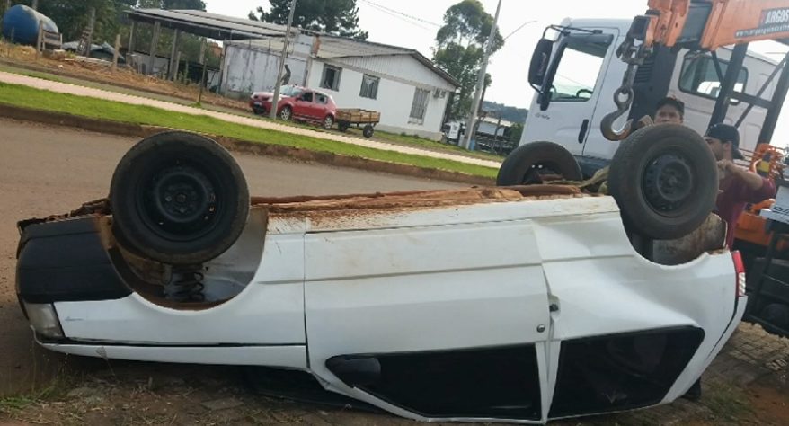 Capotamento fantasma de carro viraliza nas redes sociais