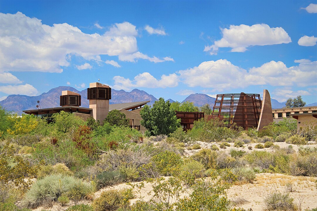 O Springs Preserve é um centro ecológico localizado dentro da cidade, e que  inclui jardins botânicos, trilhas e exposições sobre a história natural da região do deserto de Mojav-Renee Grayson wikimedia commons