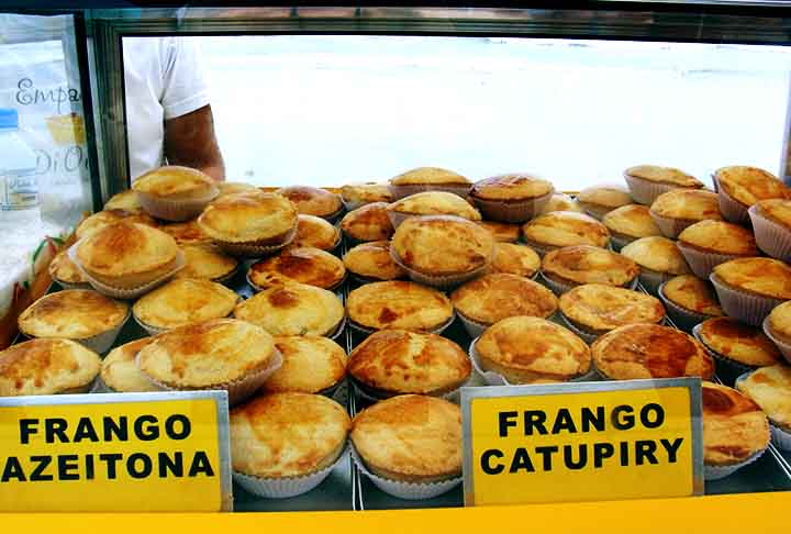 Os recheios mais tradicionais são os de frango, palmito e camarão, mas já se pode encontrar empadas de queijo, carne, calabresa e tantos outros. - Flickr Sílvia Itajubá