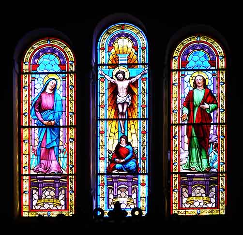 Outra técnica comum é o vidro fundido, onde o vidro é derretido em fornos e moldado em moldes específicos. Essa abordagem é amplamente usada para criar formas detalhadas e precisas, como estátuas e itens arquitetônicos. O vidro pode ser combinado com outros materiais ou cores para resultados personalizados.