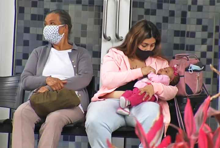 Apesar de ser mais comum em crianças, a doença pode afetar pessoas de todas as idades. Os pais devem ficar de olho, pois bebês menores de seis meses são mais suscetíveis à doença e apresentam maior risco de complicações graves.