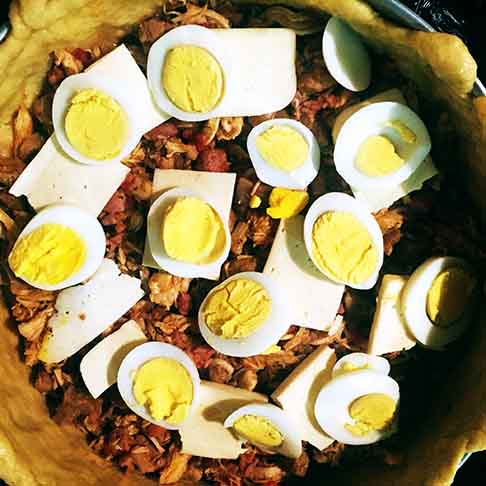 Um dos mais populares é o Empadão Goiano. Ele é recheado com uma mistura rica de frango, linguiça, lombo, guariroba (um tipo de palmito amargo típico da região), azeitonas e ovos.-Flickr Viviane Martins