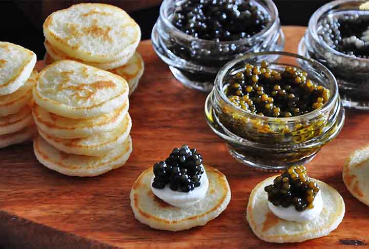 Russas (Blini): Pequenas, servidas com creme azedo ou caviar.