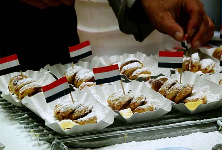 Holandesas (Poffertjes): Pequenas e fofas, polvilhadas com açúcar.