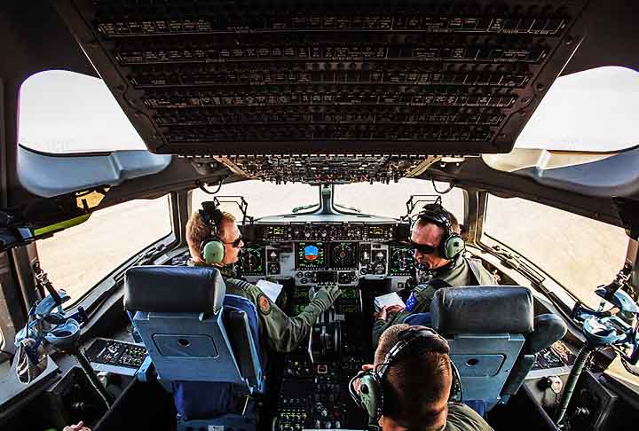 O avião cargueiro da Força Aérea americana é operado por tripulação de três pessoas: comandante, copiloto e operador de carga. 
