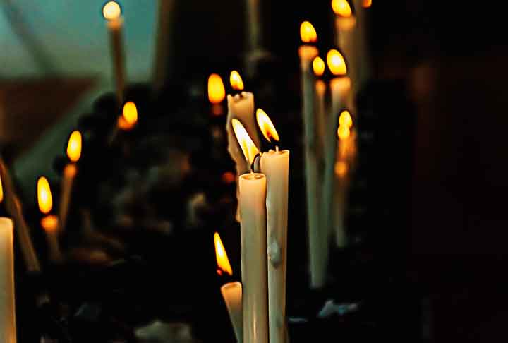 O preço das velas de qualidade era acessível apenas para a nobreza da época, que as comprava para iluminar ambientes em suportes e castiçais luxuosos, assim como em salões e teatros.
